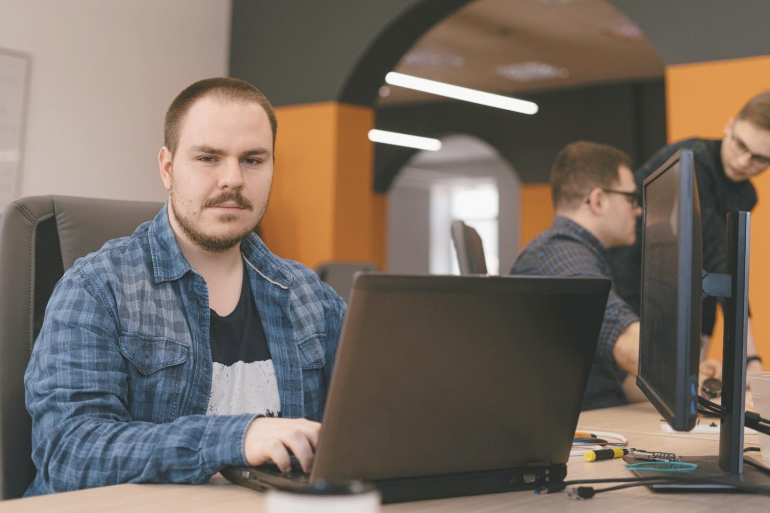 Ambiente di lavoro creativo con strumenti di design 3D