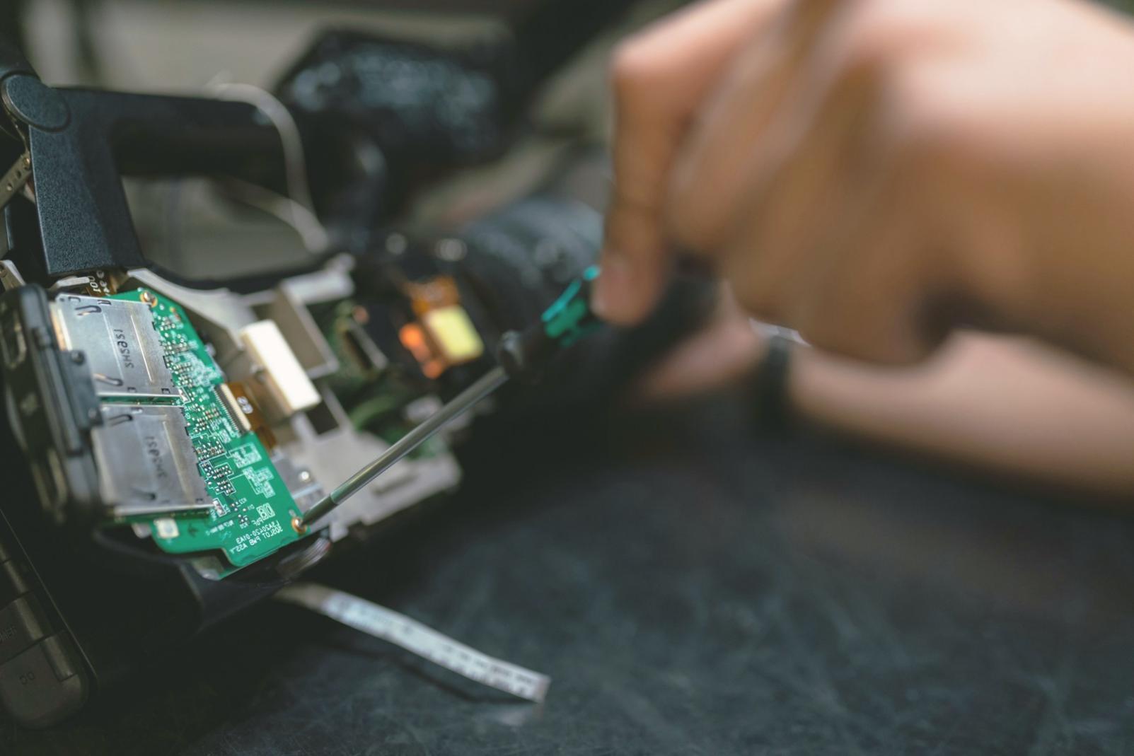 Ambiente di lavoro con strumenti di sviluppo 3D e meccaniche di gioco